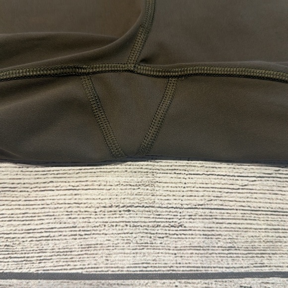 🍋Women’s Lululemon Revitalize 21” Crop size 6🍋 - Picture 6 of 15